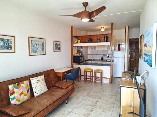 A kitchen or kitchenette at Casa Iguazu - At the center of Playa del Inglés