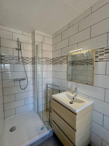 une salle de bain avec un lavabo, une douche et une baignoire dans l'établissement Appartement vue port et mer-4PPII26, au Barcarès