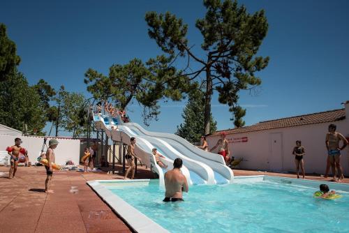 Бассейн в Domaine Résidentiel de Plein Air Escale du Perthuis или поблизости