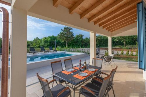 Πισίνα στο ή κοντά στο Villa Leana, a beautiful stone villa in a tranquil location