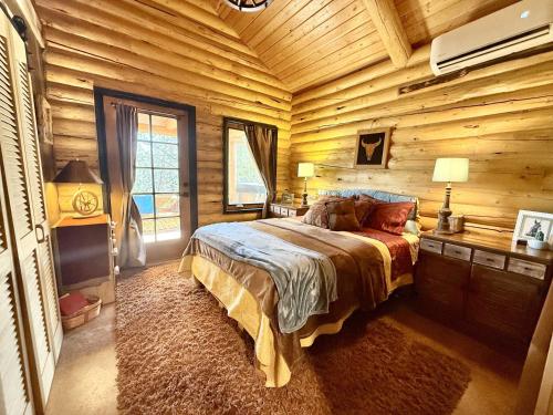 Postel nebo postele na pokoji v ubytování Mountain Retreat with private hot tub Close to Zion