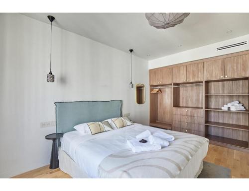 une chambre avec un grand lit avec des serviettes dessus dans l'établissement Cosi apartment Bastille - Le Marais, à Paris