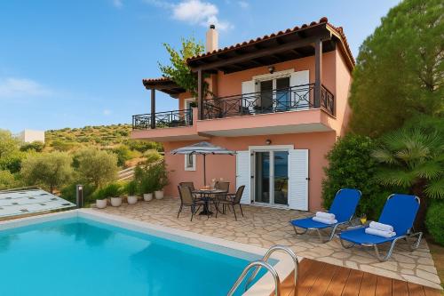 Bazén v ubytovaní Coastal Paradise Found - Komis' Private Pool Retreat alebo v jeho blízkosti