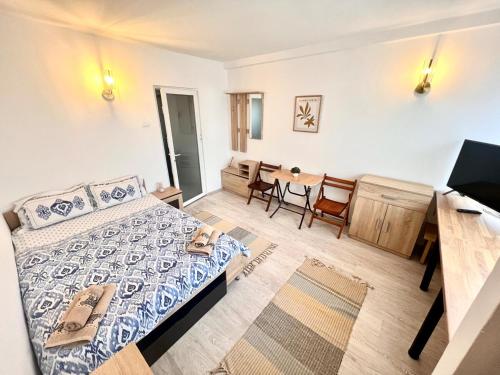a bedroom with a bed and a dining room at Urban LowCost in Văleni