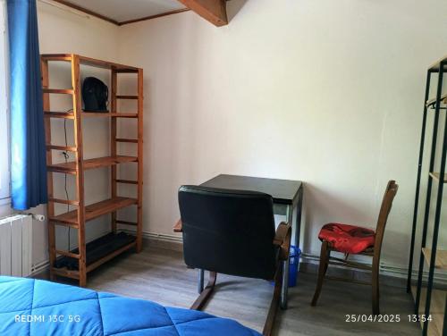 a bedroom with a desk and a chair and a shelf at Appartement charmant à Le Vigan avec terrasse in Le Vigan