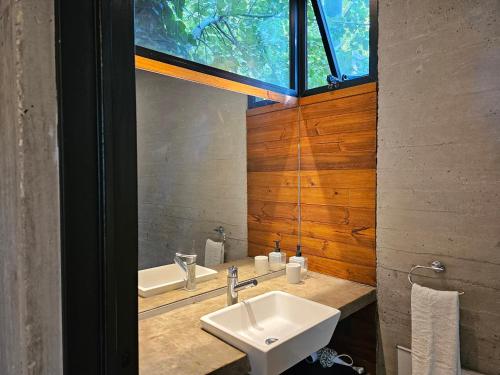 une salle de bain avec un lavabo et une fenêtre dans l'établissement 365 Playa, à Las Gaviotas