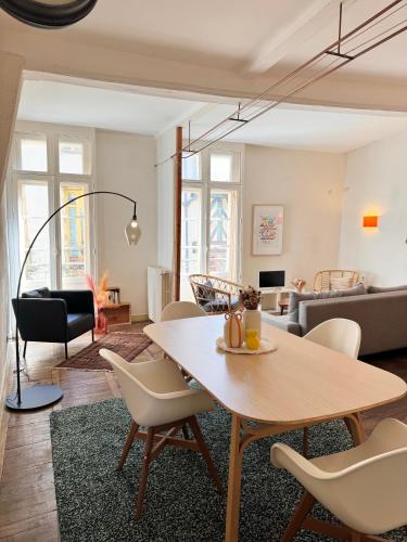 un salon avec une table et des chaises dans l'établissement Le Saint Michel, Hyper centre de Rennes, à Rennes