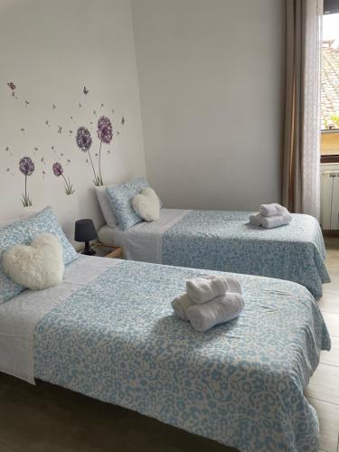 two beds in a room with towels on them at La dimora di Sandy in Viterbo