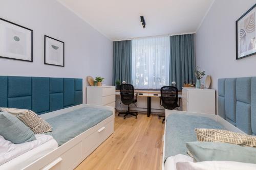 een slaapkamer met 2 bedden en een bureau bij Cozy Corner by Cozyplace in Krakau