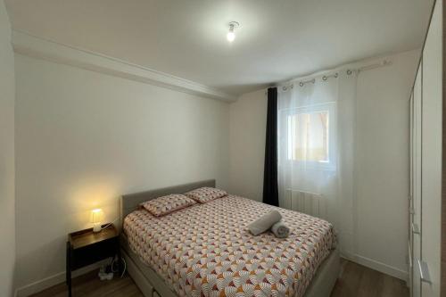 une chambre avec un lit et une fenêtre dans l'établissement Studio urbain, au Havre