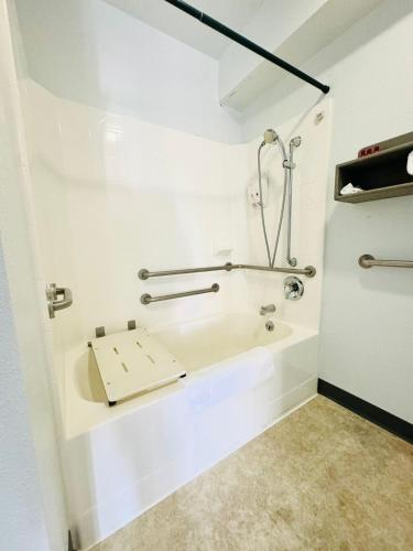 Ένα μπάνιο στο Americas Best Value Inn
