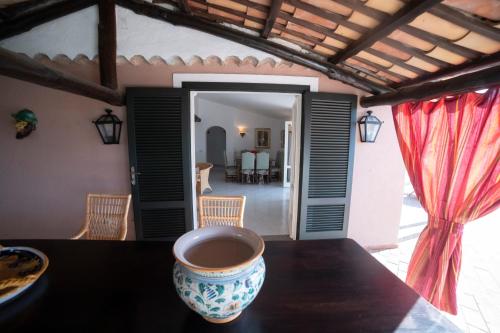 a room with a table with a vase on top of it at Esclusiva villa sul mare Tropea in Parghelia