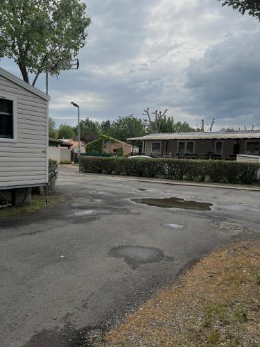 an empty parking lot with a building in the background at Mobilhome 8 personnes Camping 4 étoiles Vias plage - la Carabasse in Vias