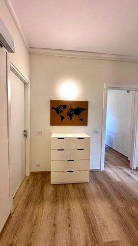 un salon vide avec une commode et un couloir dans l'établissement MarcOrio Apartment, à Orio al Serio