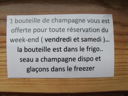 a piece of paper on a table with a sign at Loveroom, Les années 80 chez nounours in Templemars