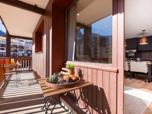 - un balcon avec une table et un bol de fruits dans l'établissement Appartement rénové, skis aux pieds, WIFI, 2 pièces - FR-1-502-407, à Tignes