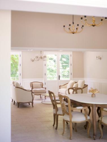 une salle à manger avec une table et des chaises dans l'établissement Château Le Moulin - Pomerol, à Pomerol