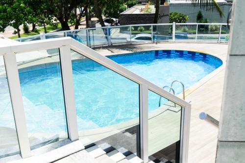 basen na balkonie budynku w obiekcie 202 Flat Beira Mar Av Boa viagem - Vista para o mar w mieście Recife