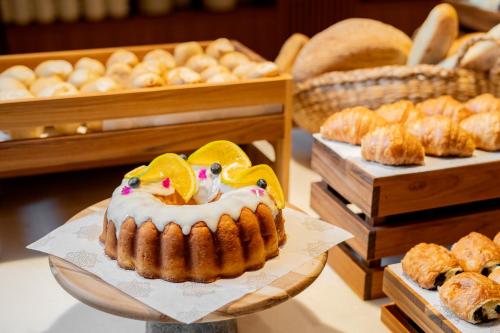 a bundt cake on a plate on a table with bread at Grand Mercure Rio de Janeiro Copacabana in Rio de Janeiro