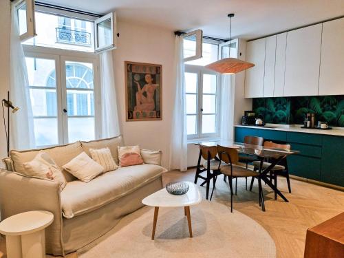 un salon avec un canapé et une table dans l'établissement Marais - Fancy one-bedroom decorated with taste, à Paris
