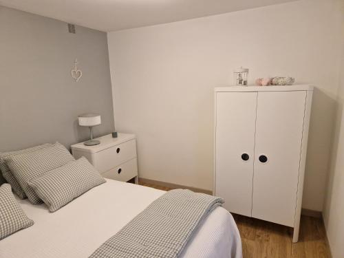 - une chambre avec un lit et une armoire blanche dans l'établissement La cour, à Honfleur