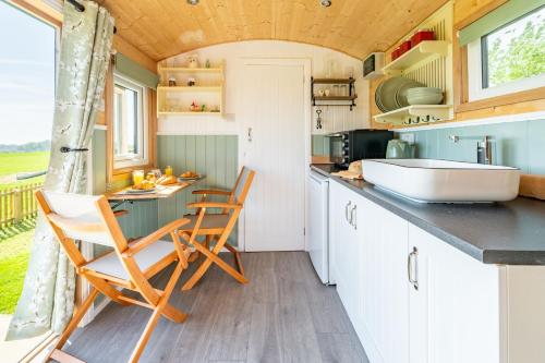 Dapur atau dapur kecil di Gin and Toffee Carriage