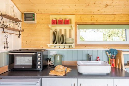 Dapur atau dapur kecil di Gin and Toffee Carriage