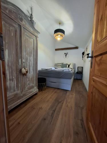 a bedroom with a bed and a wooden floor at Bijou Hollandia in Engelberg