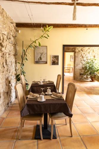 une salle à manger avec une table et des chaises dans l'établissement Chambres d'hôtes Château de Jonquières, à Narbonne