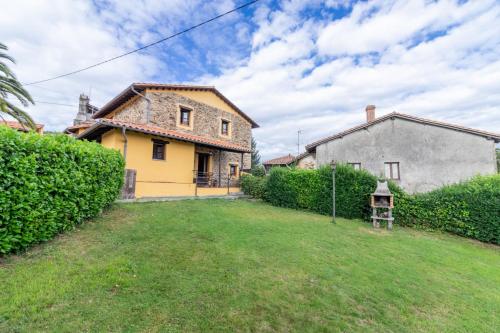 an image of a house with a yard at La Casona del Cura 3, CALÉNDULA in Pravia