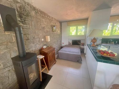 une cuisine avec une cuisinière dans une pièce avec une chambre dans l'établissement Villa ACONIT - Les pieds dans l'eau, à Lecci