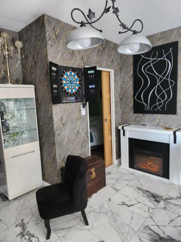 - un salon avec une chaise et un jeu de fléchettes dans l'établissement Appartement à la campagne au calme, à La Celle-sous-Gouzon