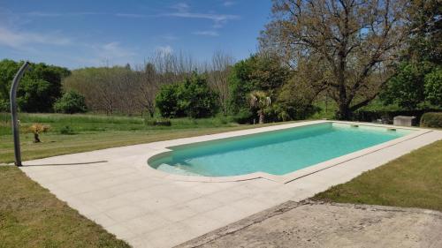 une piscine au milieu d'une cour dans l'établissement Gite la lauzerie, à Mauzens-et-Miremont