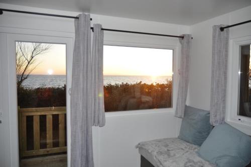 a room with a window with a view of the ocean at Panorama Vue Mer in Quiberon