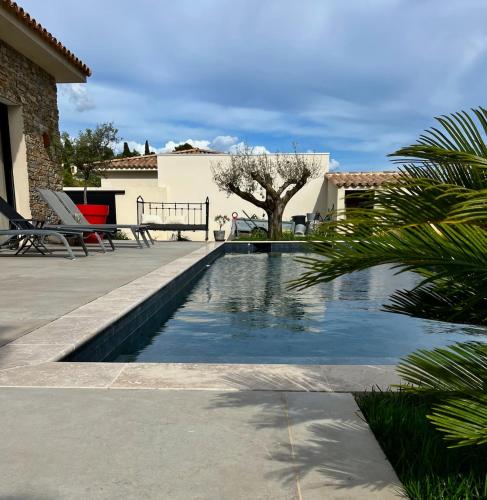 une piscine au milieu d'une cour dans l'établissement Maison Contemporaine Neuve, à Éguilles