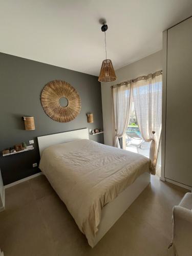 une chambre avec un grand lit et un miroir dans l'établissement Maison Contemporaine Neuve, à Éguilles