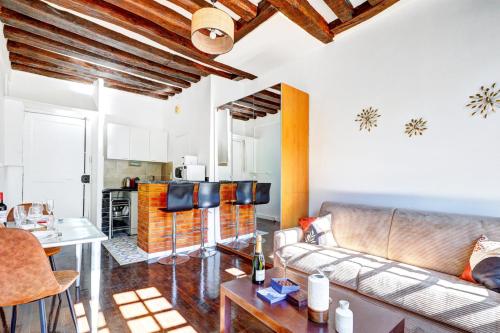 un salon avec un canapé et une table dans l'établissement 5016 Suite Saint-Jacques - Cosy studio Paris 5th, à Paris