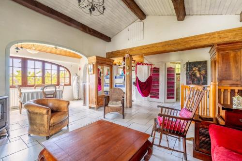 un salon avec une table et des chaises dans l'établissement Maison avec jardin proche mer, à Pornic