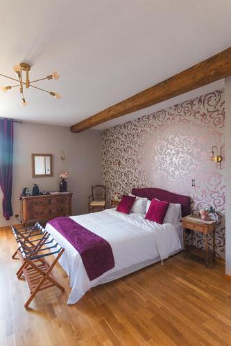 - une chambre avec un grand lit blanc et des draps violets dans l'établissement Chambres d'hôtes Château de Jonquières, à Narbonne