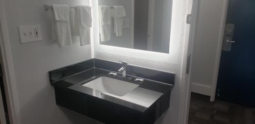a bathroom with a black sink and a mirror at Motel 6 Mobile, AL - Airport Blvd in Mobile