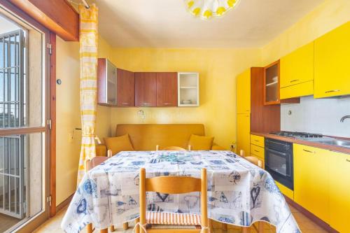 a kitchen with a table and chairs in a room at Idalia Holiday Homes - Orizzonte in Torre Lapillo