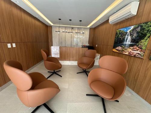 a waiting room with four chairs and a table at Hotel Cachoeira in Cajazeiras