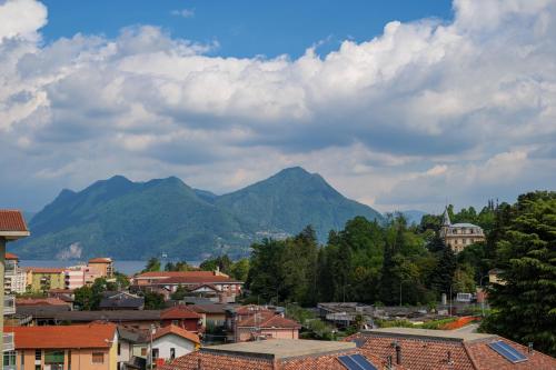 Vista generica sulle montagne o vista sulle montagne dall'interno della casa vacanze