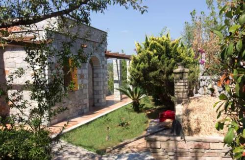 Jardín al aire libre en Lithi Villa