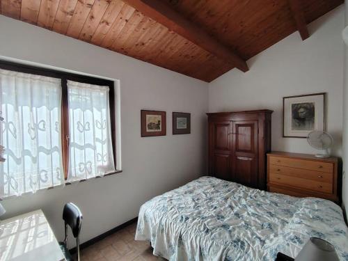 a bedroom with a bed and a window at Casa Vacanze Villa Marisa in San Costanzo