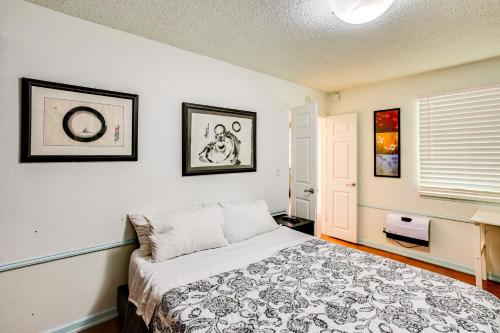 a bedroom with a bed in a room at Charming Unit with Deck about 3 Mi to Lake Washington! in Newcastle