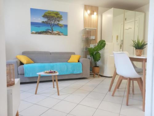 Adorable studio à 200m de la mer , frais , bien équipé et proche des commodités