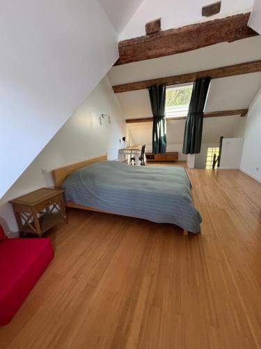 une chambre avec un grand lit et un parquet dans l'établissement House Fisherman, à Yport