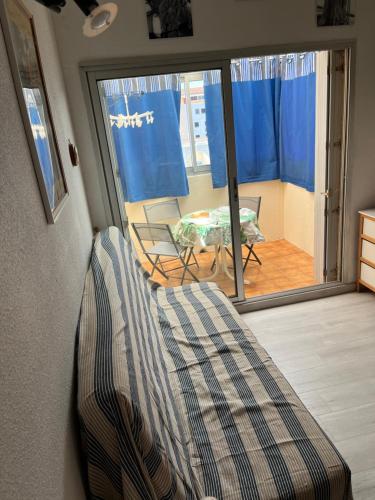 Ce lit se trouve dans un dortoir avec vue sur la terrasse. dans l'établissement soleil mer et détente, à Sète