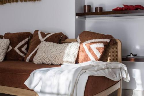 La Perla I في خيريز دي لا فرونتيرا: أريكة عليها وسائد في الغرفة